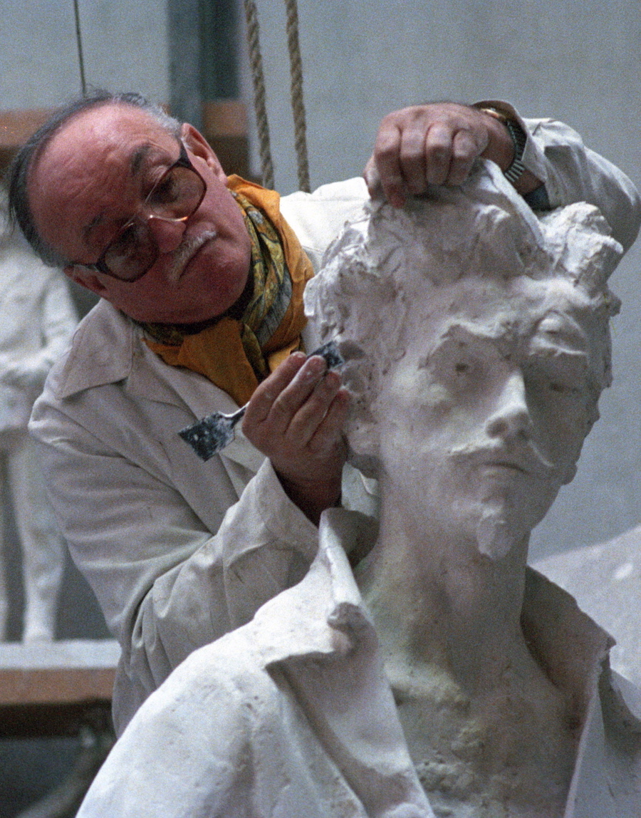 Im Atelier des Bildhauers László Marton, mit der Statue von Petőfi (1988). 